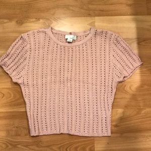 Cute cropped sweater top In a soft neutral color.